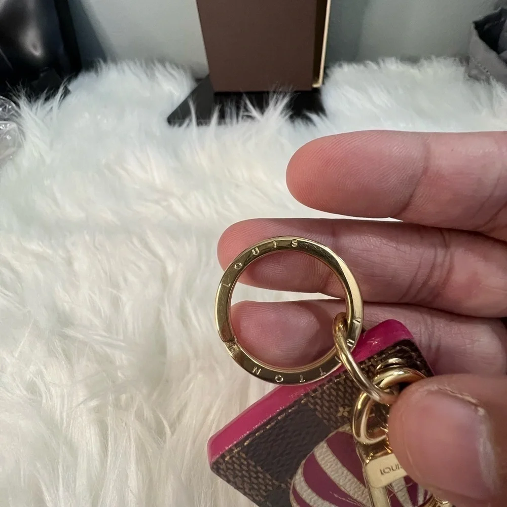 𝅺LOUIS vuitton Brown Illustre Air Balloon DE charm intial EC